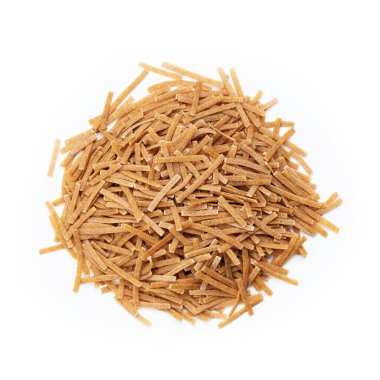 Beyaz arka planda makarna. Kuru kısa makarna. Mesaj için yer var. Dosya kırpma yolunu içerir. Geleneksel İtalyan Makarnası. Üst görünüm.