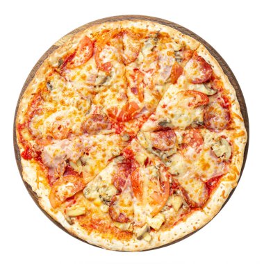 Tahta tabakta servis edilen lezzetli pizza beyaz arka planda izole edilmiş. Pizzacı menüsü. Restoranlar ve pizzacılar için konsept poster. Dosya kırpma yolu içeriyor.