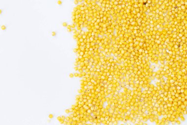 Beyaz arka planda bir yığın darı. Sağlıklı haşlanmış yulaf lapası. Üst görünüm.