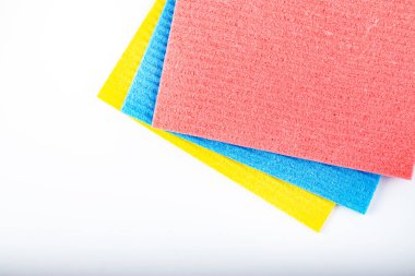 Beyaz arka planda temiz sünger bezleri. Ev temizleme bezi. Temizlik konsepti. Metin için boşluk.