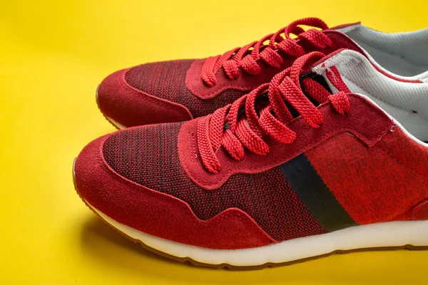 Sarı Arka Planda Yeni Kırmızı Spor Ayakkabılar Metin Için Boşluk — Stok fotoğraf