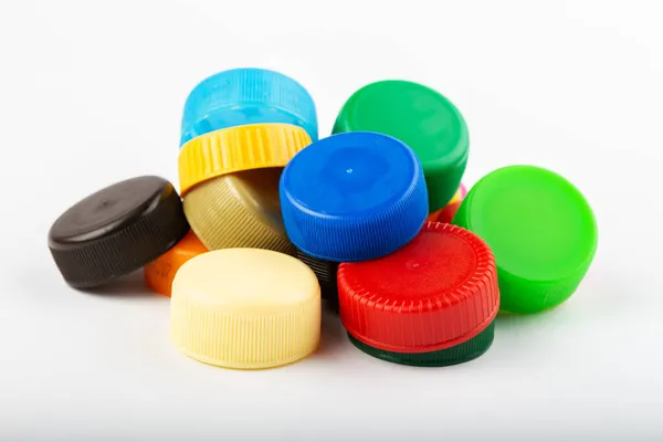 Mucchio Tappi Plastica Colorata Sfondo Bianco Concetto Riciclaggio Riciclaggio Lavorazione — Foto Stock