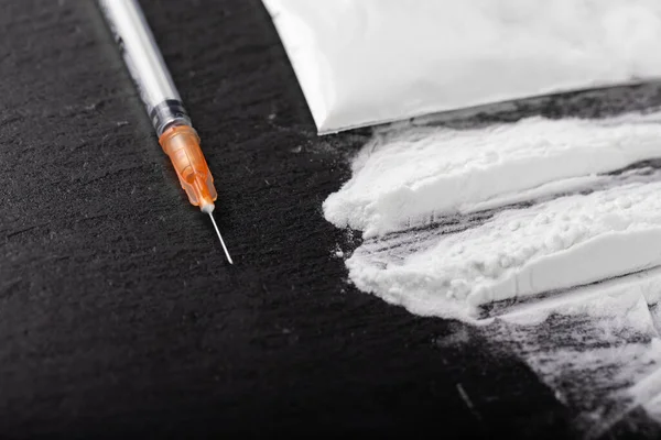Cocaína Otras Drogas Ilegales Polvo Blanco Dinero Pastillas Jeringa Sobre — Foto de Stock