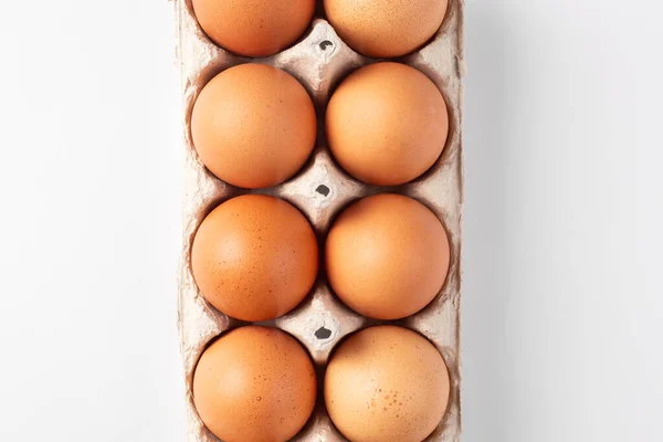Kyckling Bruna Färska Råa Ägg Äggbehållare Vit Bakgrund Ingredienser För — Stockfoto