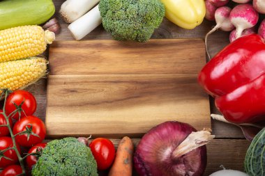 Sağlıklı beslenme. Sebzeler beyaz ahşap bir masada. Organik gıda çerçevesi. Vegan ya da diyet gıda konsepti. Mesaj için yer var. Üst görünüm.