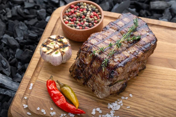 Morceau Steak Croustillant Cuit Aux Épices Servi Sur Planche Découper — Photo