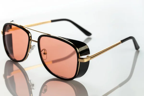 Sonnenbrille Auf Einer Weißen Reflektierenden Oberfläche Modische Stylische Accessoires Nutzen — Stockfoto