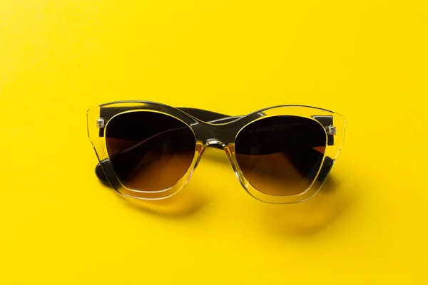 Óculos Sol Sobre Fundo Amarelo Proteção Acessório Moda — Fotografia de Stock