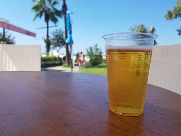 Bière Dans Une Tasse Plastique Les Palmiers Mer Sont Flous — Photo