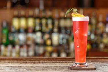 Gece kulübündeki barın arka planında kokteyl singapore askısı var. Bar menüsü için fotoğraf. Metin tasarımı için boşluk