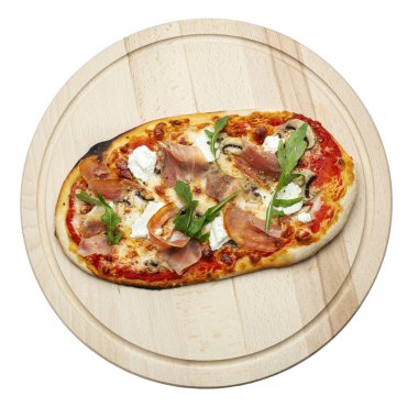 Tahta tabakta servis edilen lezzetli pizza beyaz arka planda izole edilmiş. Dosya kırpma yolu içeriyor. Reklam broşürleri ve restoranlar ve pizzacılar için afişler, nefis bir biberli şablon. Pankart