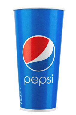 Ukrayna, Kyiv - 26 Ağustos. 2021: Pepsi kağıt bardağı beyaz arka planlı izole edilmiş. Dosya kırpma yolu içeriyor. Minimalizm