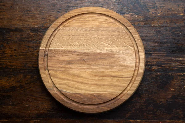 木製のテーブルの上に空の丸いまな板 テキスト用のスペース トップ表示 — ストック写真