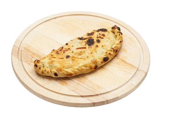 Traditionelle Geschlossene Italienische Pizza Calzone Auf Holzteller Isoliert Auf Weißem — Stockfoto