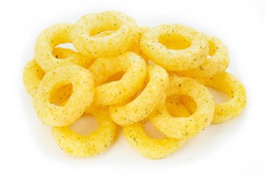 Beyaz arka planda gevrek soğan halkaları. Tasarım elemanı. Film izlemek için atıştırmalıklar.