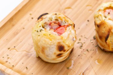 Çikolatalı kahvaltı gevreği dokusu. Arkaplan olarak mısır gevreği topları. Çikolatalı mısır topları. Üst görünüm.