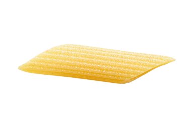 Pennette rigate beyaz arka plan ham macununda izole edilmiş. Dosya kırpma yolu içeriyor.