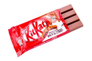 Ukrayna, Kyiv - 12 Aralık. 2021: Kit Kat çikolatası açıldı. Kit Kat, Nestle tarafından üretilen ve beyaz arka planda izole edilmiş çikolatalı bisküvi. Dosya kırpma yolu içeriyor.