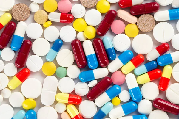 Renkli hapların ve kapsüllerin geçmişi. İlaç endüstrisi konsepti. Eczane. Antibiyotik direnci. Üst görünüm.