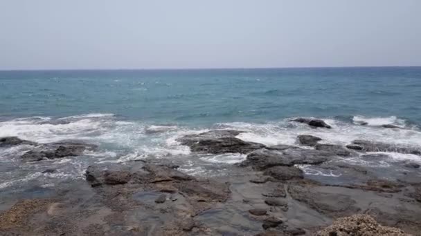 Piękne fale i śródziemnomorskie wybrzeże kamieniste. — Wideo stockowe