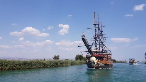 Туристический пиратский корабль плавает по реке Манавгат. Парусник удовольствия, украшенный как пират. — стоковое видео