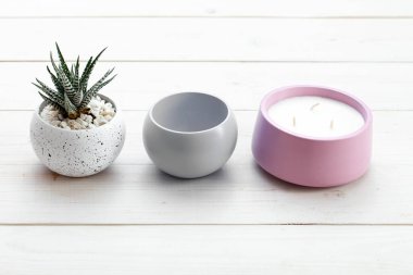 Beton kaplarda sulu. Kapalı alanda kaktüsler, kapalı alanda bitkiler. Tasarımda moda trendleri. Mum yakıyorum..