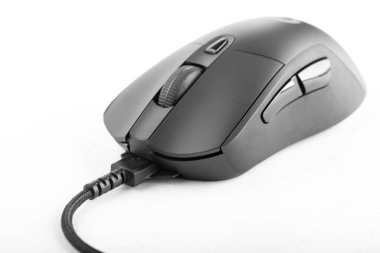 Beyaz arka planda siyah kablolu bilgisayar faresi. Bilgisayar çevresi.