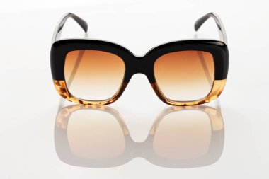 Beyaz arka planda modaya uygun güneş gözlükleri. Parlak güneşten koruma. Yaz ve tatil konsepti. Şık aksesuarlar.