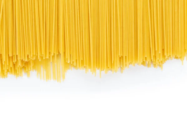 生意大利面白色背景 黄色意大利面 长意大利面 案文的篇幅 — 图库照片