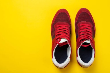 Sarı arka planda yeni markasız koşu ayakkabısı ya da antrenör. Erkek spor ayakkabıları. Bir çift spor ayakkabı.
