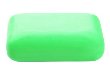 Beyaz arka planda izole edilmiş yeşil sabun parçaları. Hijyen konsepti. Dosya Kırpma Yolu İçerir.