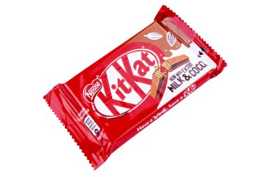 Ukrayna, Kyiv - 12 Aralık. 2021: Kit Kat çikolatası beyaz arka planda. Bar Kit Kat, Nestle şirketi tarafından üretiliyor. Beyaz arka planda izole edilmiş. Dosya kırpma yolu içeriyor.