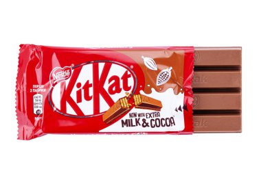 Ukrayna, Kyiv - 12 Aralık. 2021: Kit Kat çikolatası açıldı. Kit Kat, Nestle tarafından üretilen ve beyaz arka planda izole edilmiş çikolatalı bisküvi. Dosya kırpma yolu içeriyor.