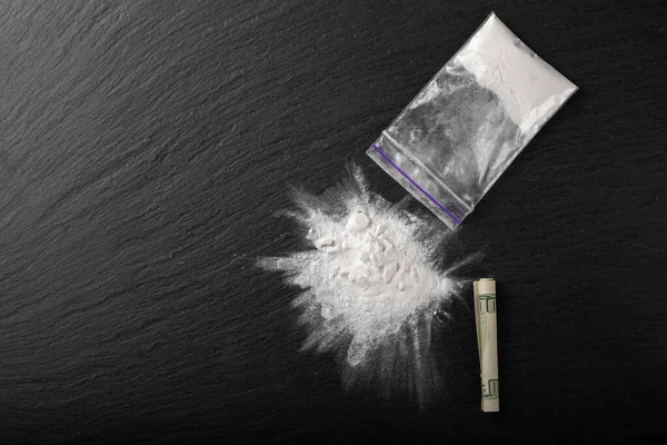 Kokain Einer Plastikverpackung Auf Schwarzem Hintergrund Großaufnahme Ein Aufgerollter Dollarschein — Stockfoto