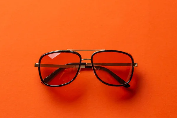 Sluneční Brýle Černém Rámečku Oranžovém Pozadí Stylové Doplňky — Stock fotografie