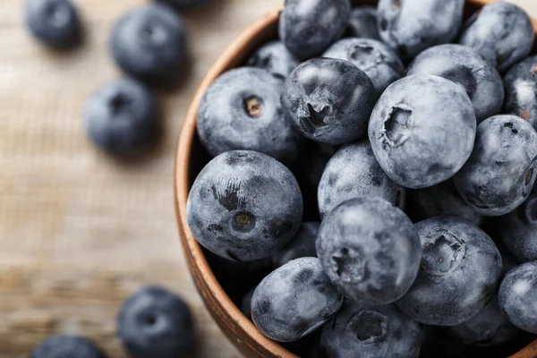 Ripe Blueberries Clay Plate Brown Wooden Background Place Tex — Stock Photo, Image