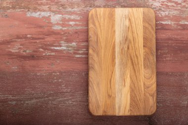 Ahşap mutfak masasının tahta kesme tahtası. Mesaj için yer var. Üst görünüm.