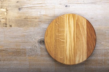 Ahşap arka planda mutfak tahtalarını doğramak. En üstteki düz yerde. Metin için boşluk.