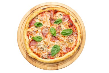 Tahta tabakta servis edilen lezzetli pizza beyaz arka planda izole edilmiş. Pizzacı menüsü. Restoranlar ve pizzacılar için konsept poster. Dosya kırpma yolu içeriyor. Üst görünüm.