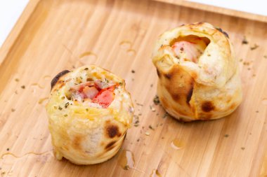 Çikolatalı kahvaltı gevreği dokusu. Arkaplan olarak mısır gevreği topları. Çikolatalı mısır topları. Üst görünüm.