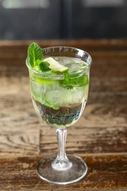 Mojito veya alkolsüz mojito. Nane, limon suyu, kamış şekeri ve soda ile uzun romlu içki. Soğuk yaz içeceği ve kokteyl