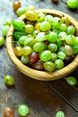 Tahta tabakta olgun bektaşi üzümü, yazı koyacak yer, üst manzara, yaz hasadı böğürtlen