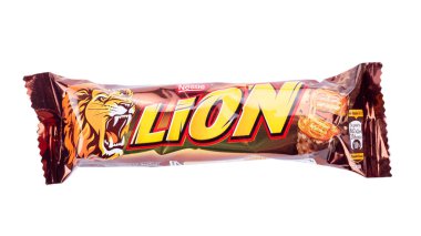Ukrayna, Kiev 15 Şubat 2022: Aslan barı beyaz arka planda izole edildi. Lion, Nestle tarafından üretilen bir çikolatalı şekerdir. Dosya kırpma yolu içeriyor.