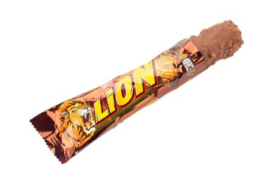 Ukrayna, Kiev 15 Şubat 2022: Beyaz arka planda izole Aslan barının kapatılması. Lion, Nestle tarafından üretilen bir çikolatalı şekerdir. Dosya kırpma yolu içeriyor.