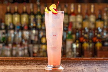 Uzun bardakta uzun bir kokteyl, bolca buz, alkol ve nar şurubu. Tazeleyici kokteyl, metin için boşluk