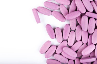 Beyaz arka planda bir grup ilaç. Antidepresan ilaçlar. Metin için boşluk.