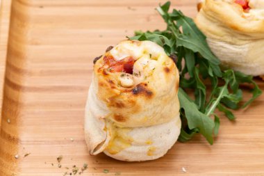 Çikolatalı kahvaltı gevreği dokusu. Arkaplan olarak mısır gevreği topları. Çikolatalı mısır topları. Üst görünüm.