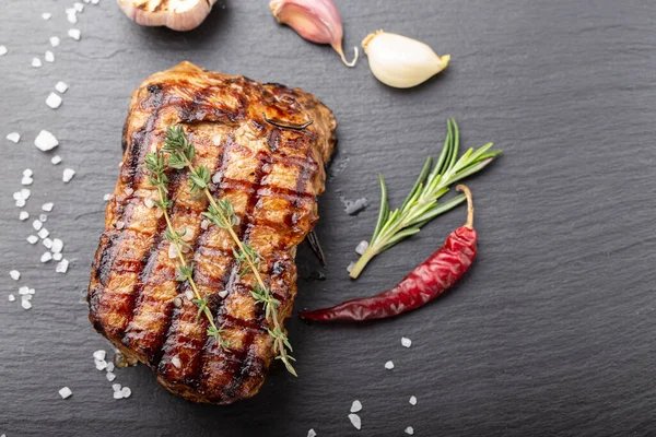 Fresco Filete Jugoso Delicioso Con Verduras Especias Sobre Fondo Negro — Foto de Stock