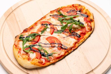 Tahta tabakta servis edilen lezzetli pizza. Reklam broşürleri ve restoranlar ve pizzacılar için afişler, nefis bir biberli şablon. Pankart.