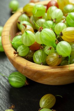 Tahta tabakta olgun bektaşi üzümü. Yazlık meyve hasadı. Yan görünüm.